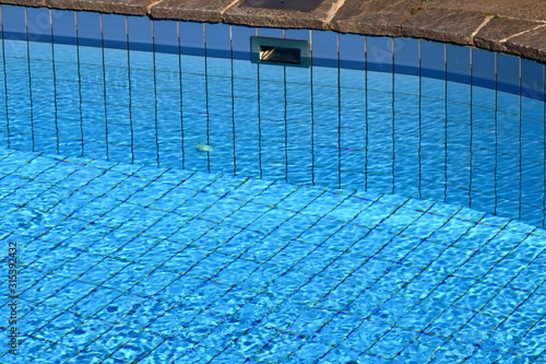 Bordo di piscina con scarico acqua