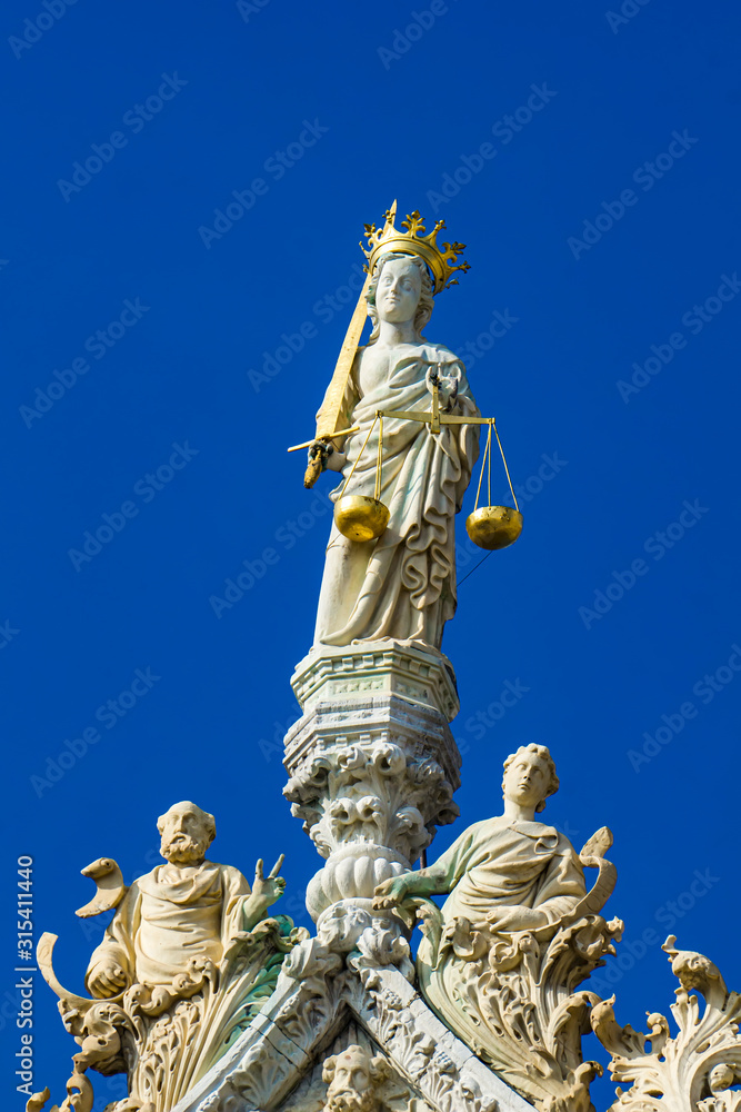 Obraz premium Marble statues on top of the Basilica and Cathedral of San Marco in Venice, Italy