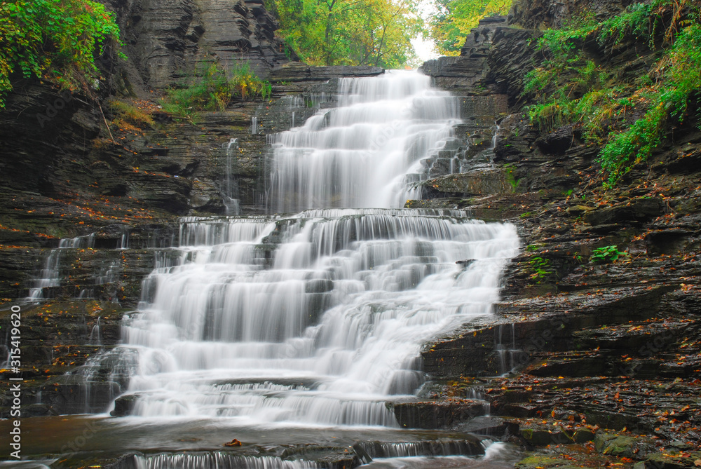 Fototapeta premium New England cascaiding waterfall