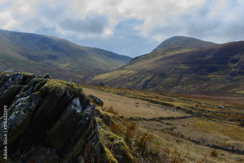 Fototapeta premium stone infront of mountains