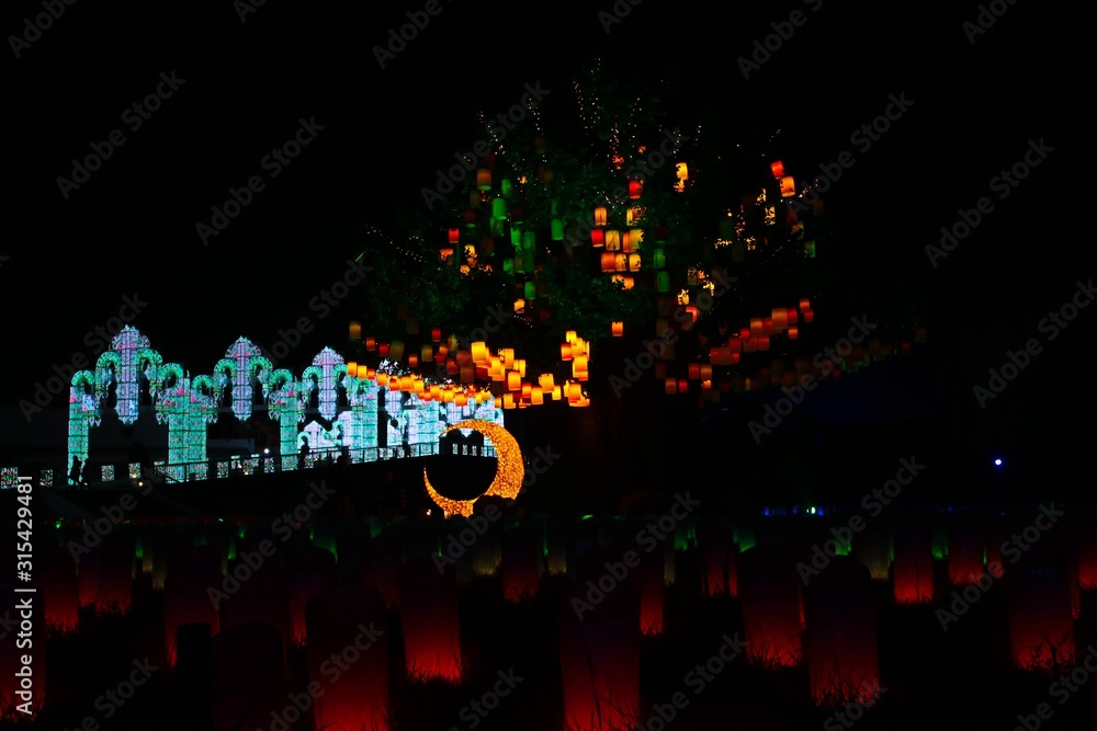 Obraz premium 雨の日のクリスマスイルミネーション