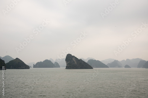 Karstfelsen in der Halong Bucht in Vietnam