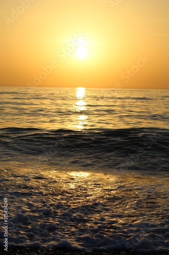 Il tramonto del sole sul Mare Nero
