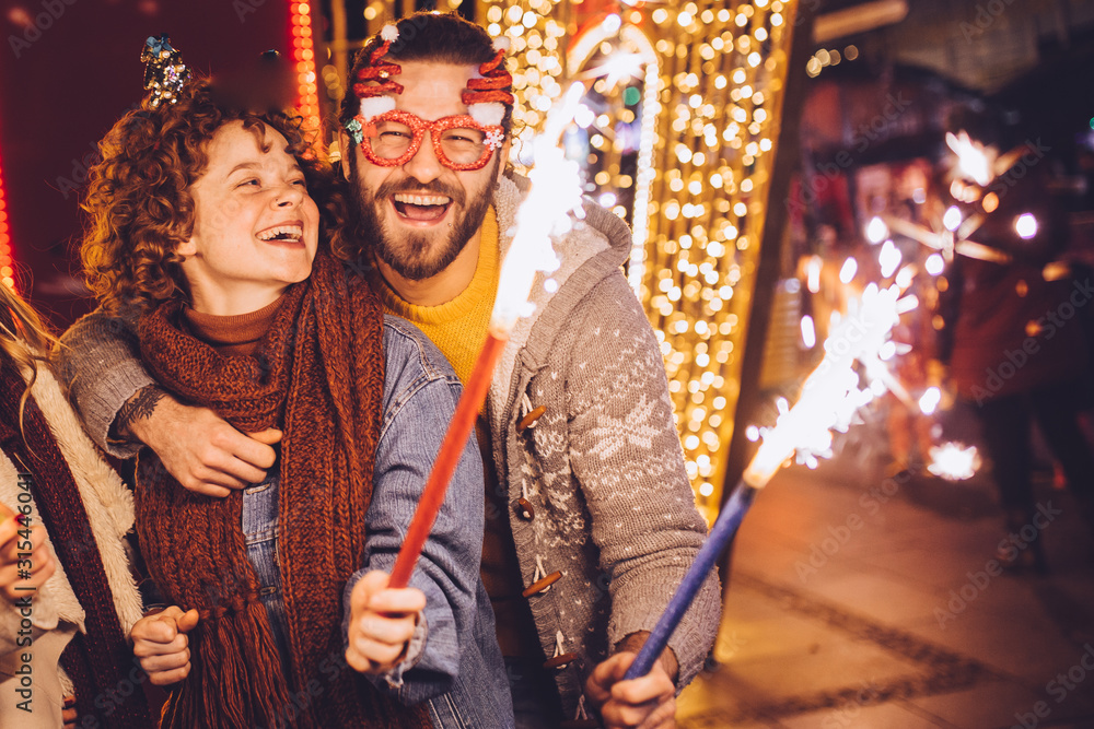 Obraz premium Couple celebrating New Year with fireworks. New year party.