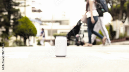 Wallpaper Mural Lata blanco sobre la carretera en la calle. Torontodigital.ca