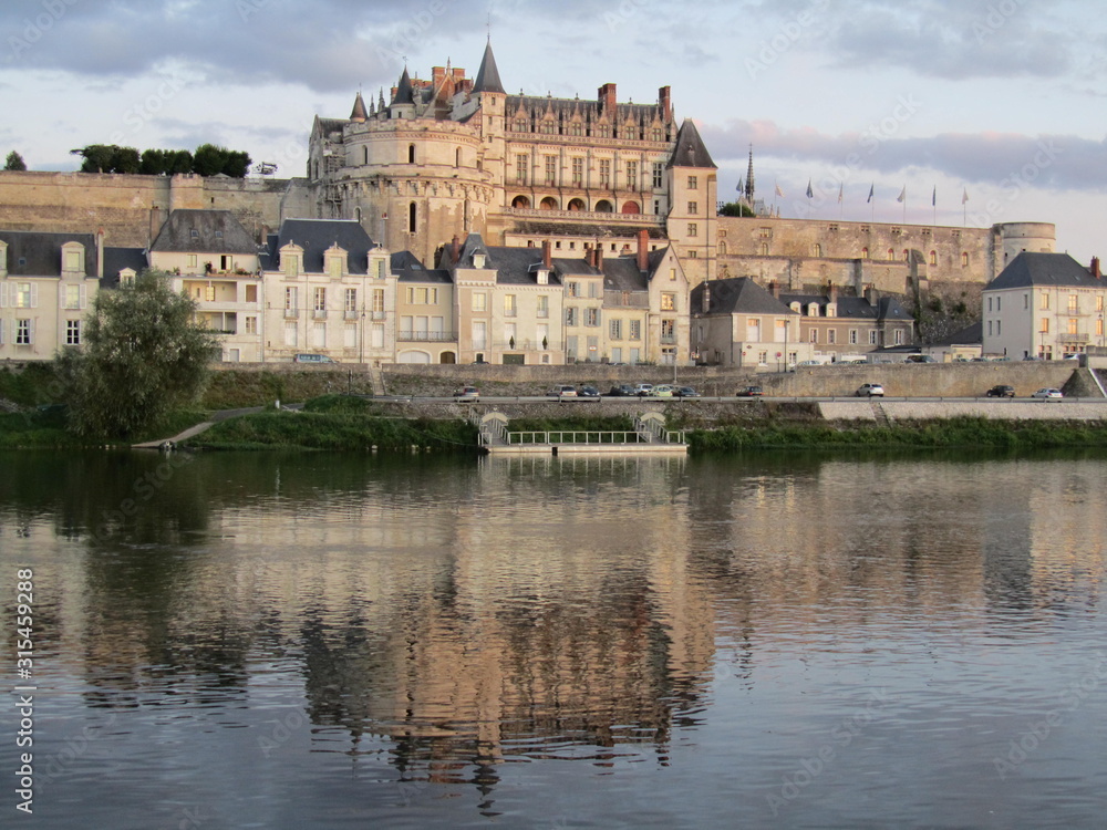 Chateau d'Amboise et reflet dans la Loire