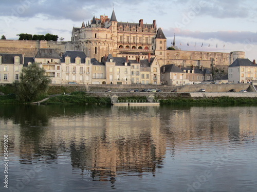 Chateau d'Amboise et reflet dans la Loire