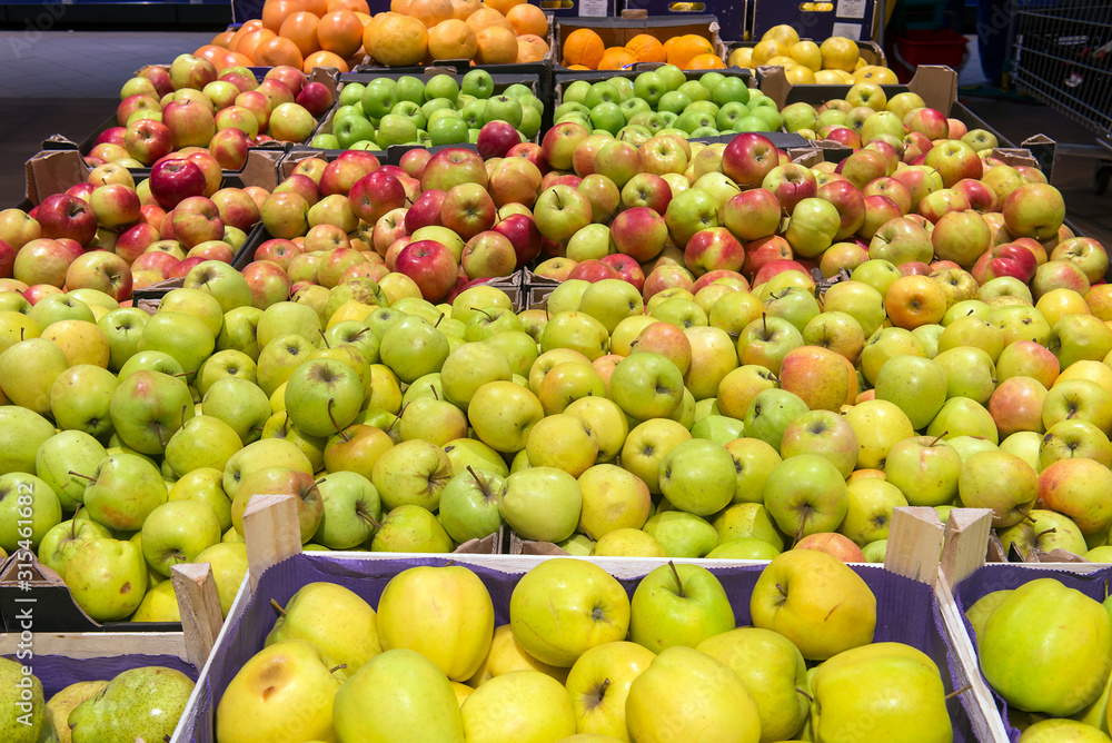 selling fruit apples on the grocery market selling fruit apples on the grocery market