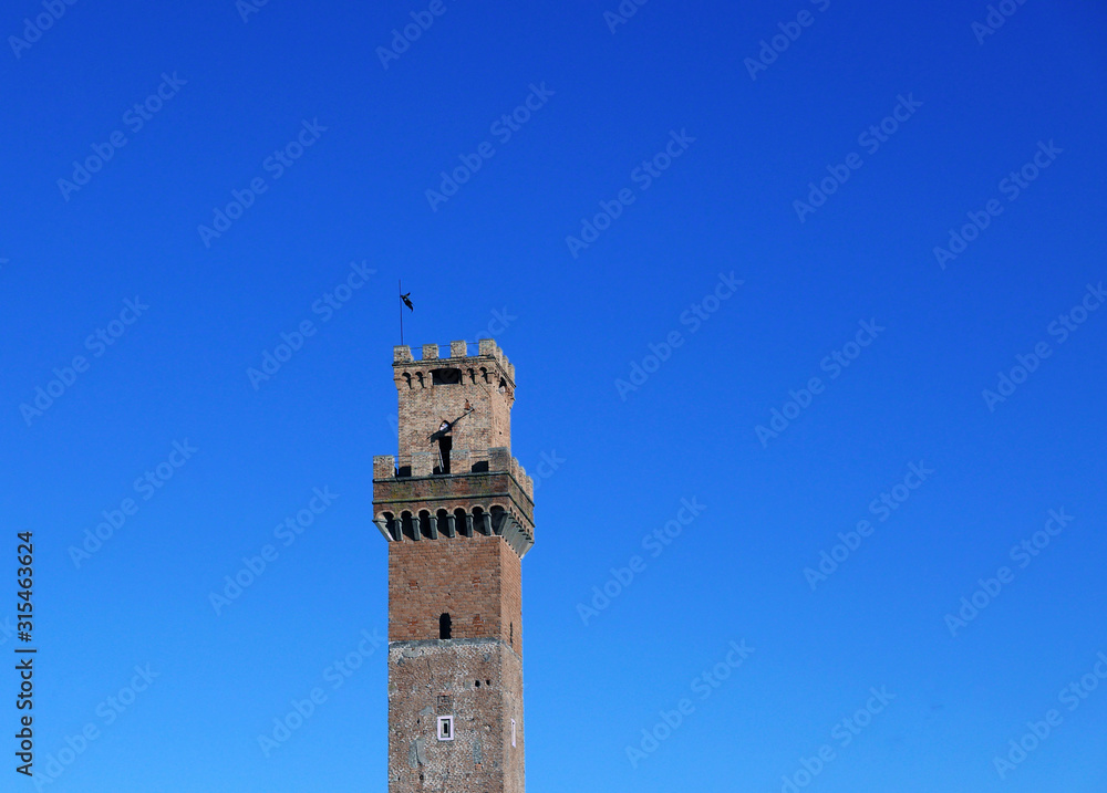 la torre antica di un campanile sullo sfondo del cielo blu