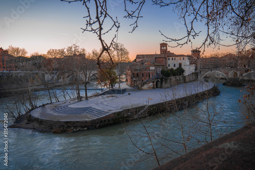 Fotografía Cityscape with Tiber river and Tiberina island in Rome, Italy