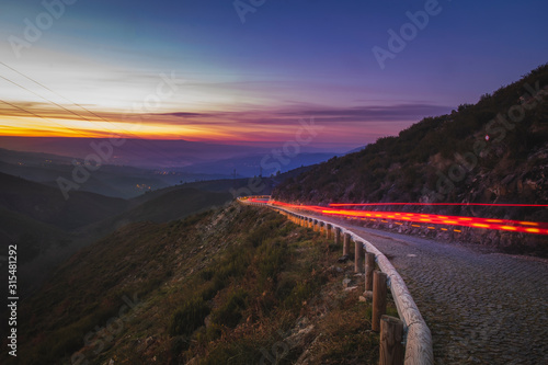 longa exposição ao pôr do sol com luzes de carro