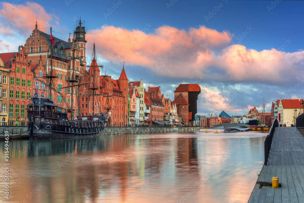 Obraz premium Beautiful scenery of the old town in Gdansk over Motlawa river at sunrise, Poland.