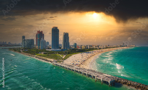 Sunset in Miami South Beach © Tomas