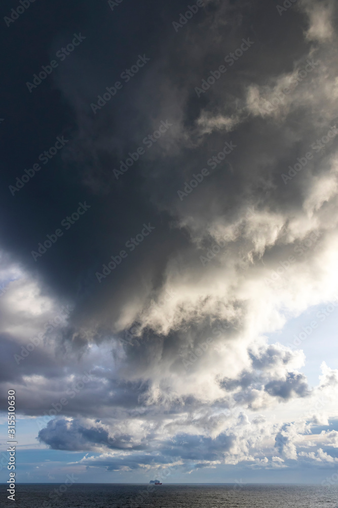 Obraz premium Picturesque dramatic stormy Cumulonimbus Calvus cloud formation over the Baltic sea near Helsinki, Finland. Landscape with dramatic sky over the sea