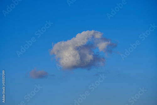 青空の真ん中に雲ひとつ photo