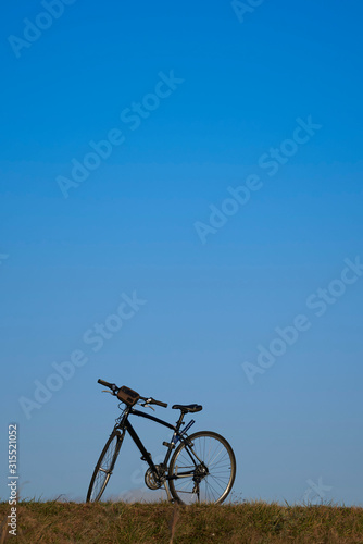 青空の中のサイクリング（縦位置）