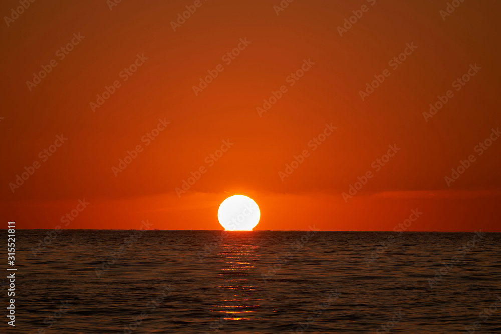 日没直前の海上の夕日