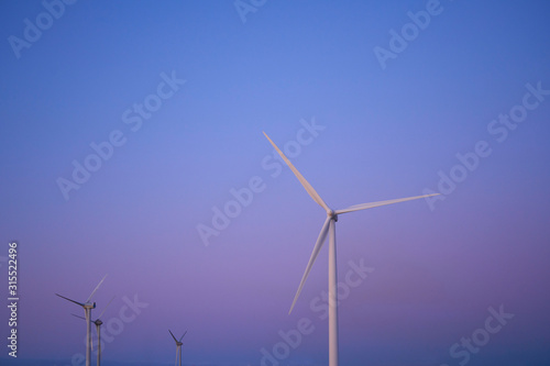 夕暮れの風力発電