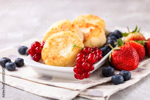Cottage cheese pancakes with berries. Selective focus. Russian cheesecakes. Copy space
