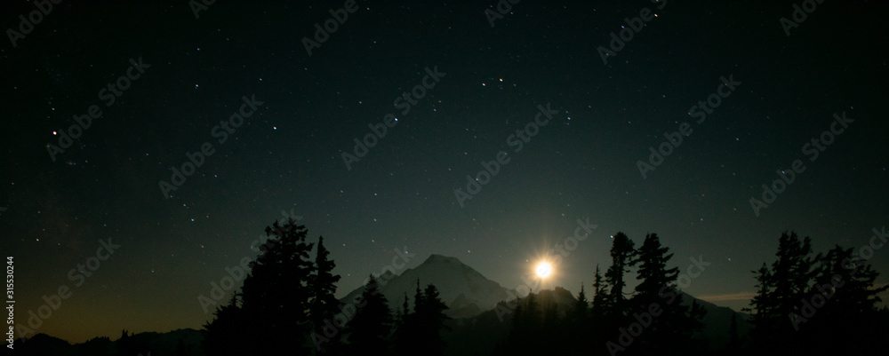 Naklejka premium night mountain