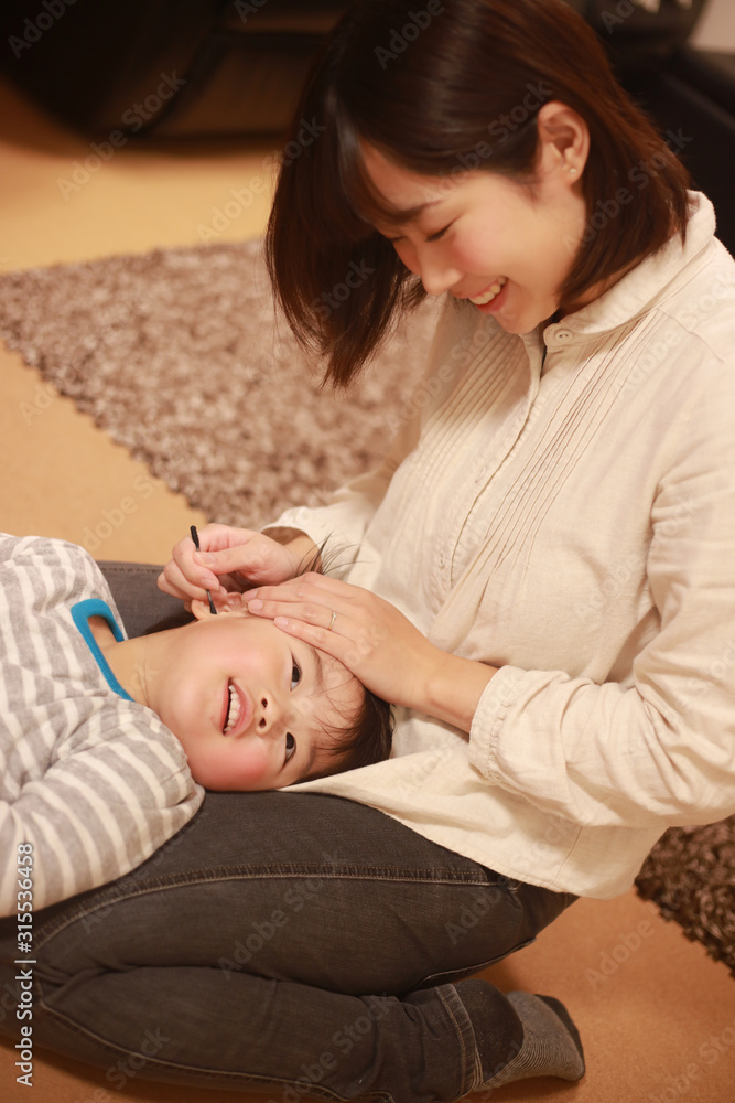 耳掃除をする親子 耳掃除をする親子