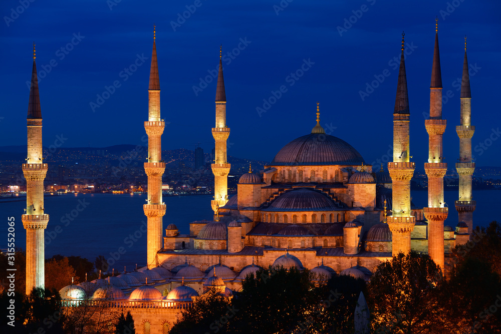 Naklejka premium Lit Blue Mosque at dusk on the Bosphorus Sultanahmet Istanbul Turkey