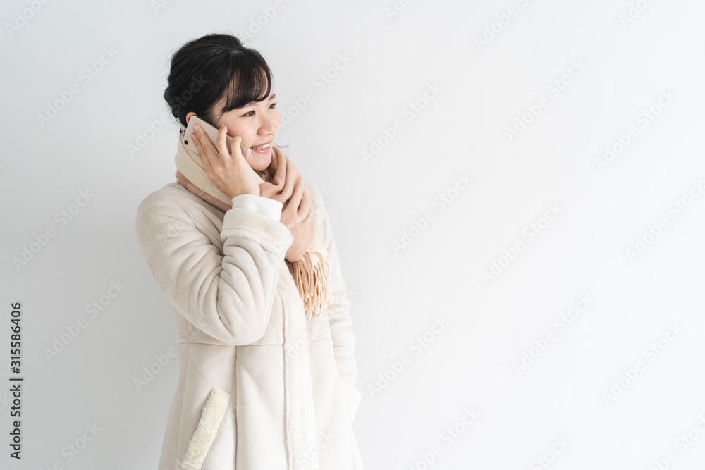 スマートフォンを使う女性