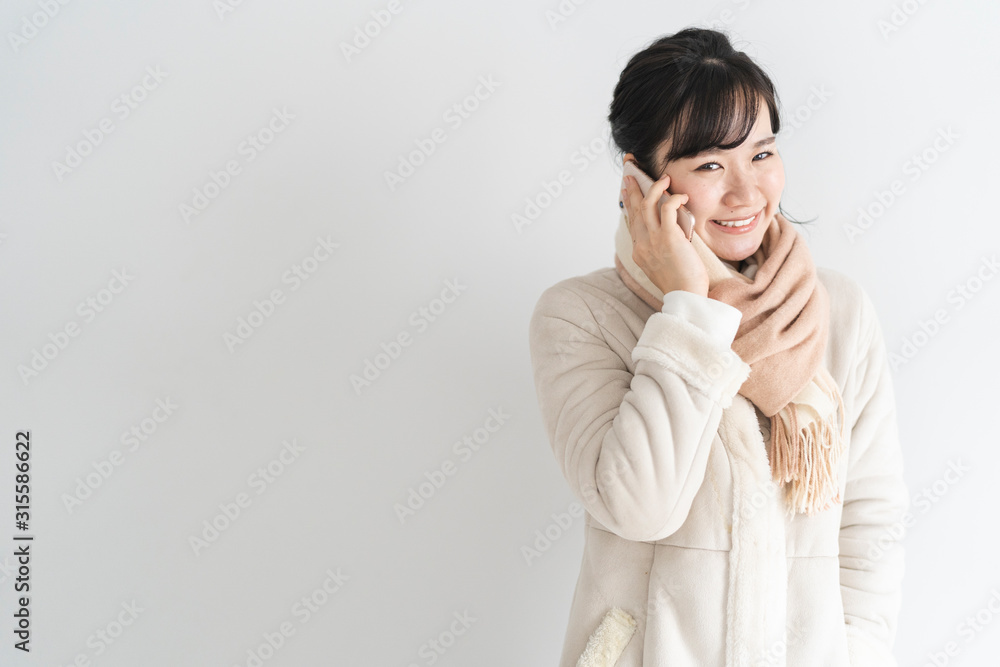 スマートフォンを使う女性