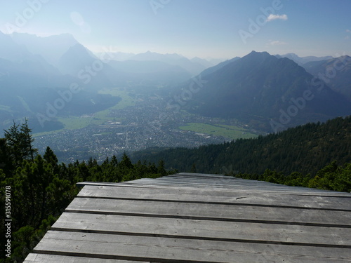 Blick auf Garmisch und die Alpen