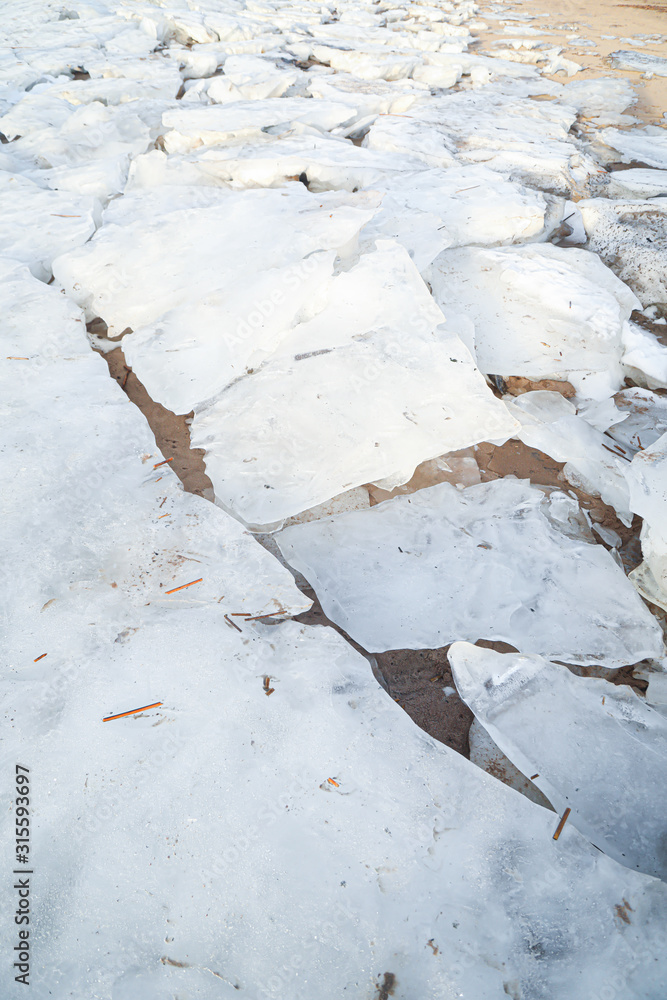 Fototapeta premium cracked ice on the shore
