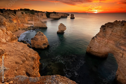 Portugal, Algarve, Landschaft bei Praia da Marinha, Porches, Sonnenaufgang