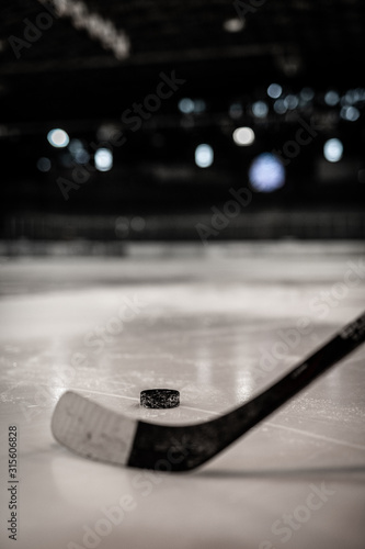 Hokej na lodzie, hokeista gra, odbicie krążka