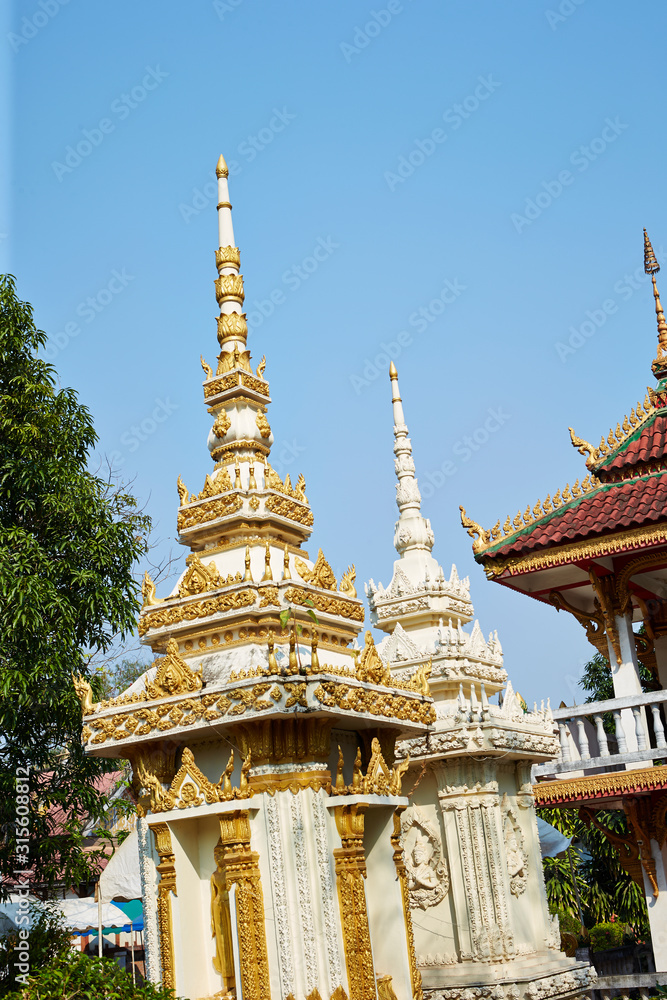 Travelling Laos, sightseeing at temple 