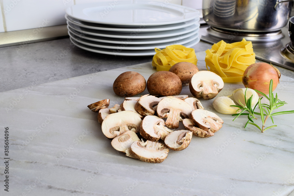 Fototapeta premium Tagliatelle mit Pilzen