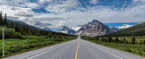 Obraz na płótnie Mountains highway road trip. Icefields Parkway at Crowfoot Glacier and Bow Lake in Banff National Park, Canada w salonie