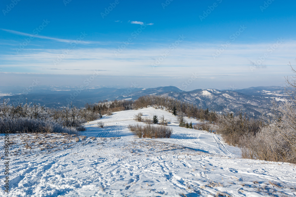 Obraz premium Spectacular winter panorama above froyen karst lake.