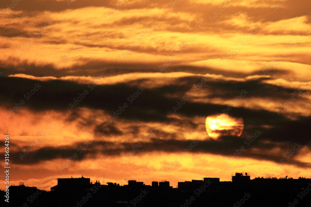 Naklejka premium sunset over city