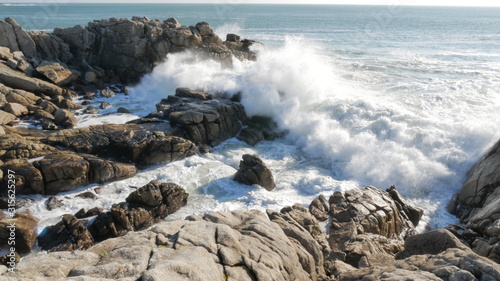 Tableau sur toile Mer déchaînée sur les rochers