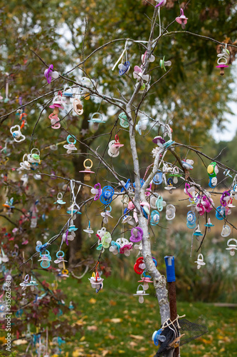 Baum mit Nuckel behangen