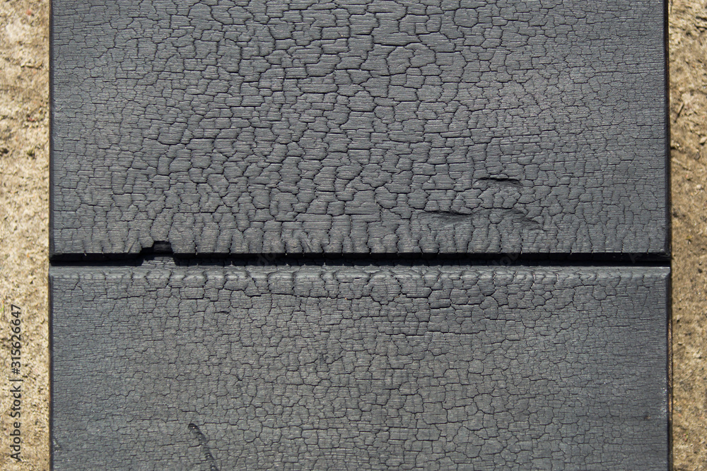 Fototapeta premium Czarne spalone deski z ciekawą teksturą