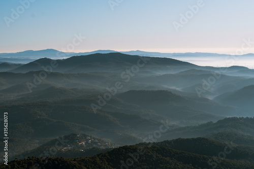 Paisaje de amanecer con neblina suave