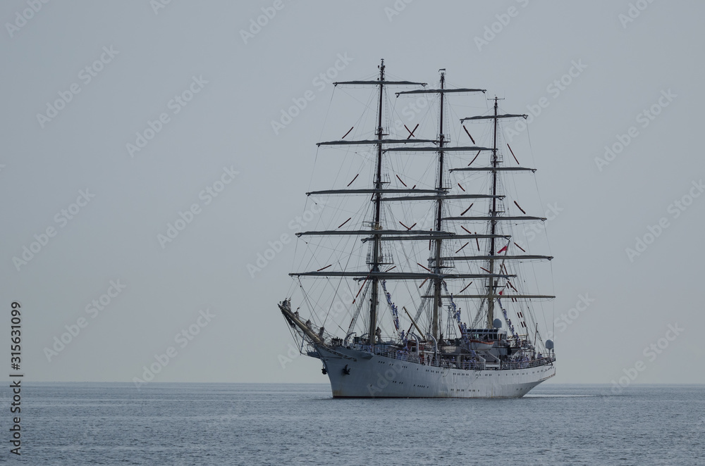 Obraz premium SAILING SHIP - Frigate in a training cruise at sea