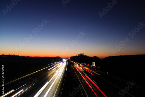 Autobahn bei Sonnenuntergang