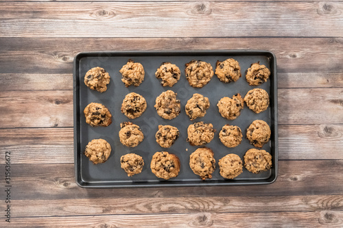 Chewy oatmeal raisin cookies