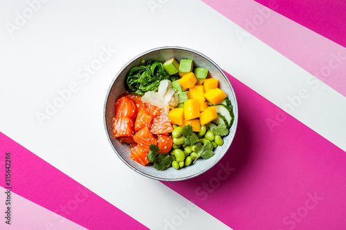 Foto Hawaiian salmon poke bowl with seaweed, avocado, edamame, mango and pickled ginger
