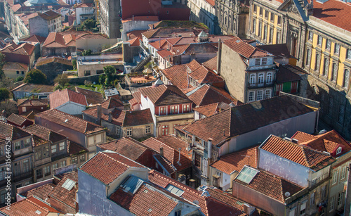 Edificios, callejones y callejuelas de Oporto desde la torre de los Clérigos, Portugal.