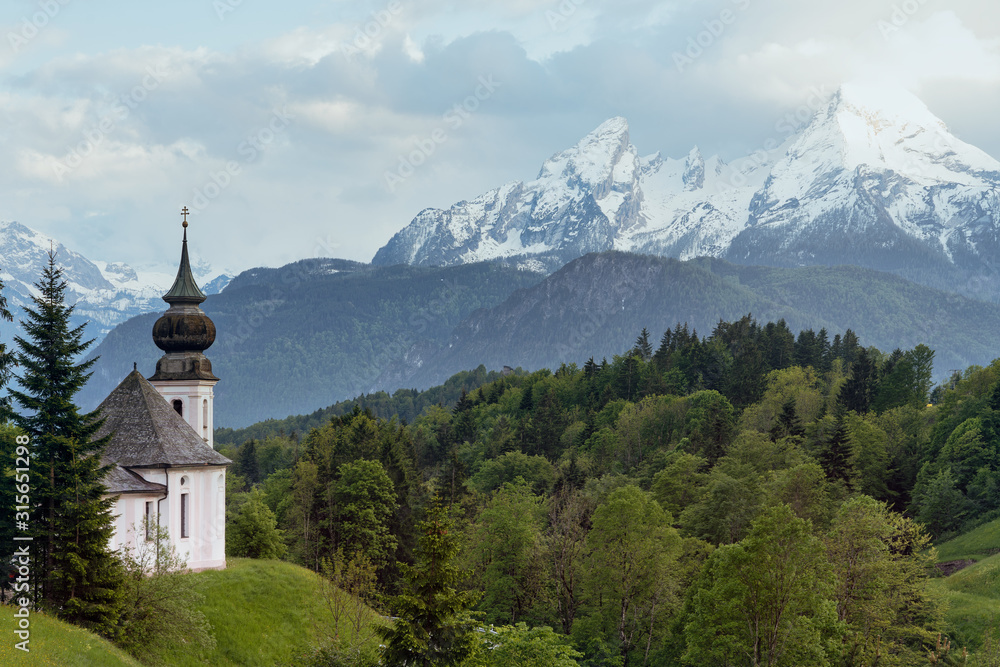 Watzmann mit Wald und Kirche Maria Gern im Vordergrund