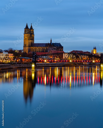 Magdeburger Dom in der blauen Stunde mit Stadtbeleuchtung während einer Langzeitbelichtung im Querformat
