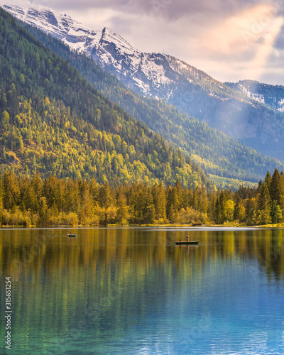 Sonnenstrahlen auf den Hintersee vor den Bayrischen Alpen im Hochformat