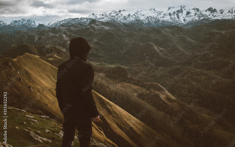 Fototapeta premium Hombre observando los Picos de Europa a lo lejos